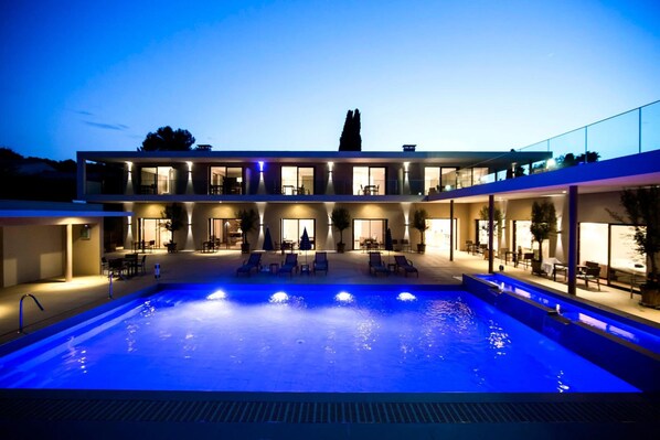 Seasonal outdoor pool, sun loungers - Hotel Seventeen (Valbonne)