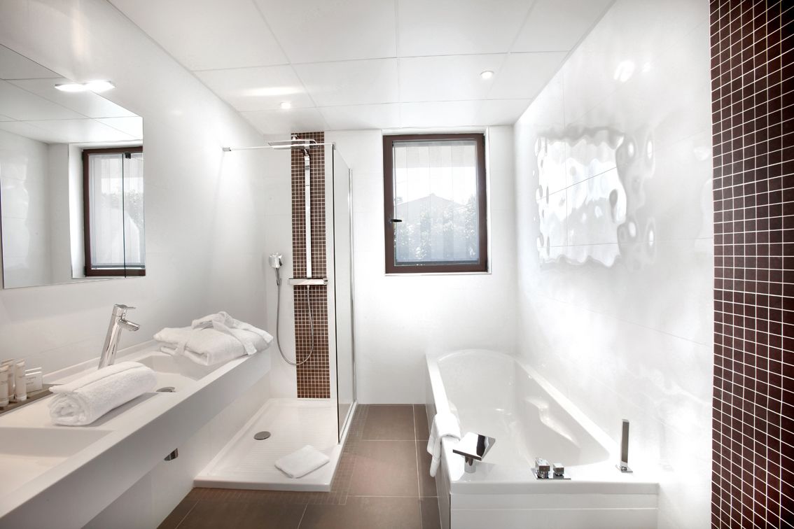 junior suite, pool view | bathroom | free toiletries, hair dryer, towels
