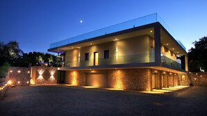 A modern two-story house with a flat roof, large windows, and a balcony. - Hotel Seventeen (Valbonne)