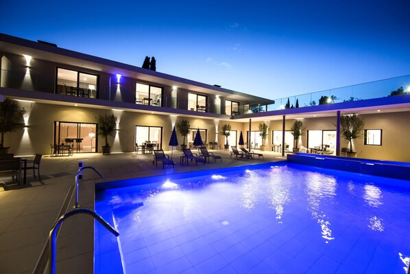 Außenpool (je nach Saison geöffnet), Liegestühle