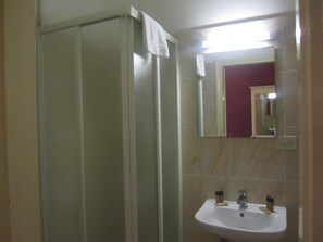Free toiletries, hair dryer, bidet, towels - Hotel Genzianella (Florence)