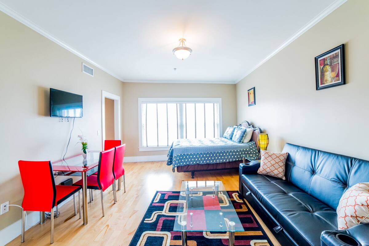 Studio | Living room | Flat-screen TV