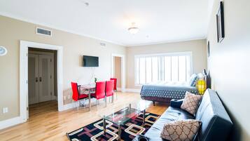Studio | Living room | Flat-screen TV