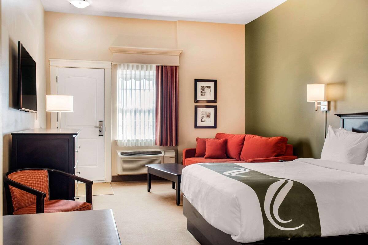 Iron/ironing board, free WiFi, bed sheets