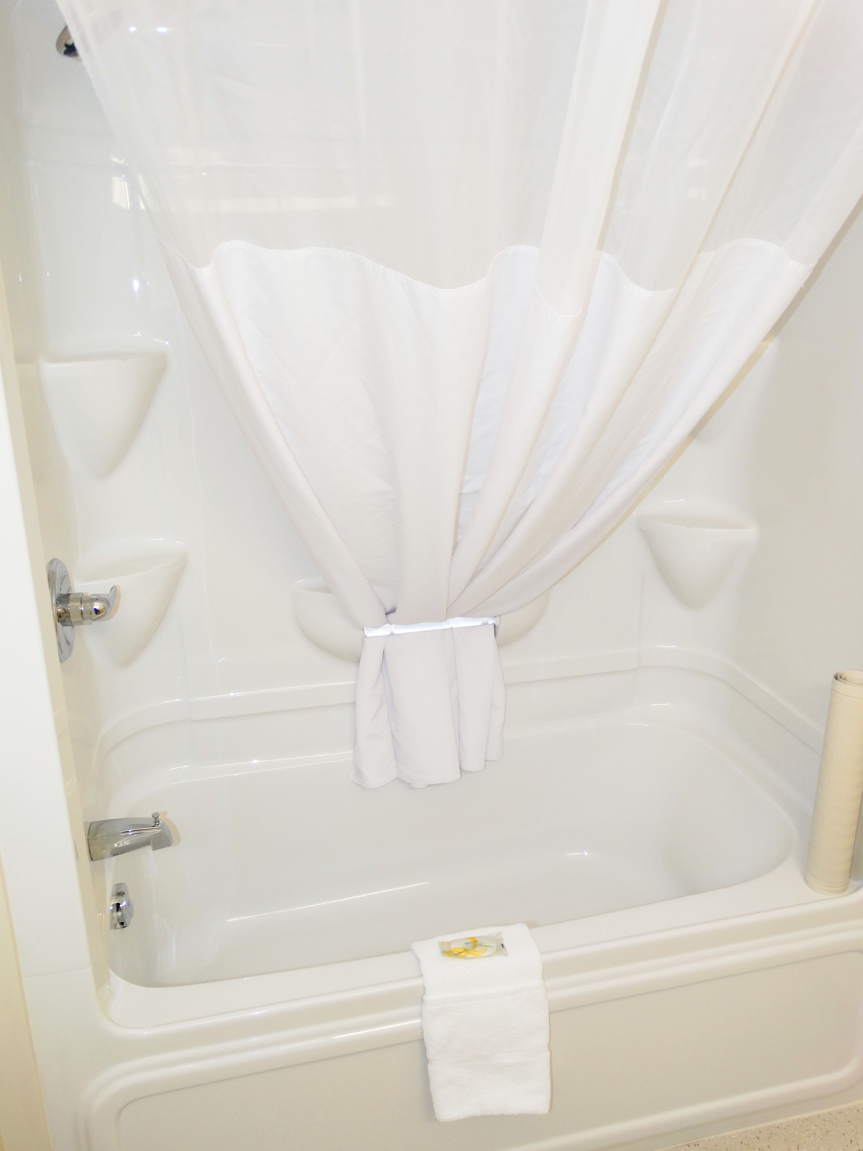 standard room, 1 queen bed with sofa bed, non smoking | bathroom | combined shower/bathtub, free toiletries, towels