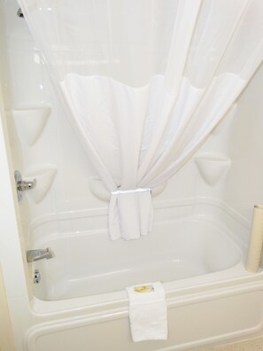 Standardværelse - 1 queensize-seng med sovesofa - ikke-ryger | Badeværelse | Kombination af bruser/badekar, gratis toiletartikler, håndklæder