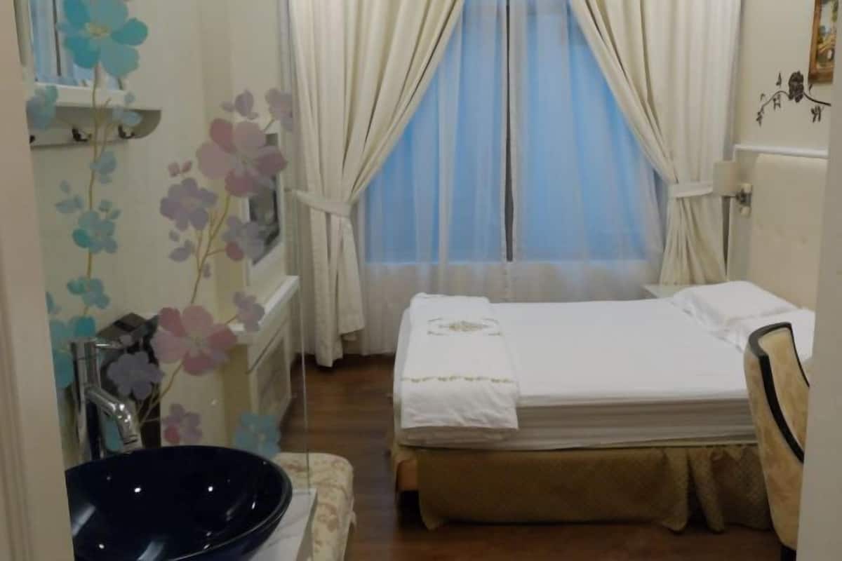 Minibar, in-room safe, laptop workspace, iron/ironing board