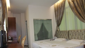 Una habitación de hotel con una cama, un escritorio y un televisor.