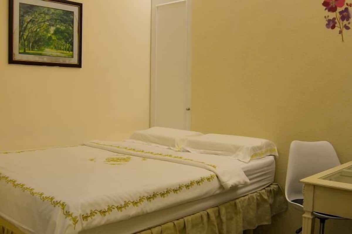 Minibar, in-room safe, laptop workspace, iron/ironing board