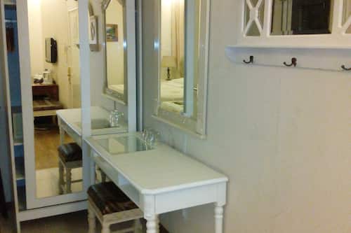 华丽客房 | 迷你吧、客房内保险箱、笔记本电脑工作区、熨斗/熨板