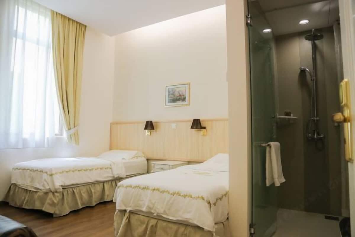Minibar, in-room safe, laptop workspace, iron/ironing board