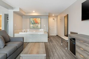 Honeymoon Suite, 1 King Bed, Non Smoking | Premium bedding, minibar, in-room safe, desk - Quality Inn & Suites Amsterdam (Fredericton)