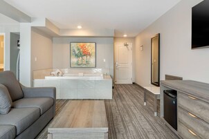 Honeymoon Suite, 1 King Bed, Non Smoking | Premium bedding, minibar, in-room safe, desk