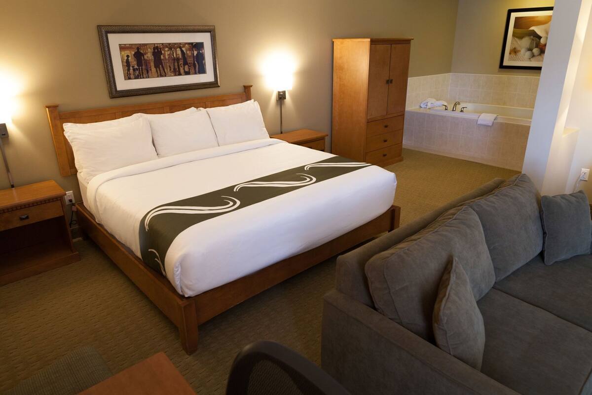 Roupas de cama premium, frigobar, cofres nos quartos, escrivaninha