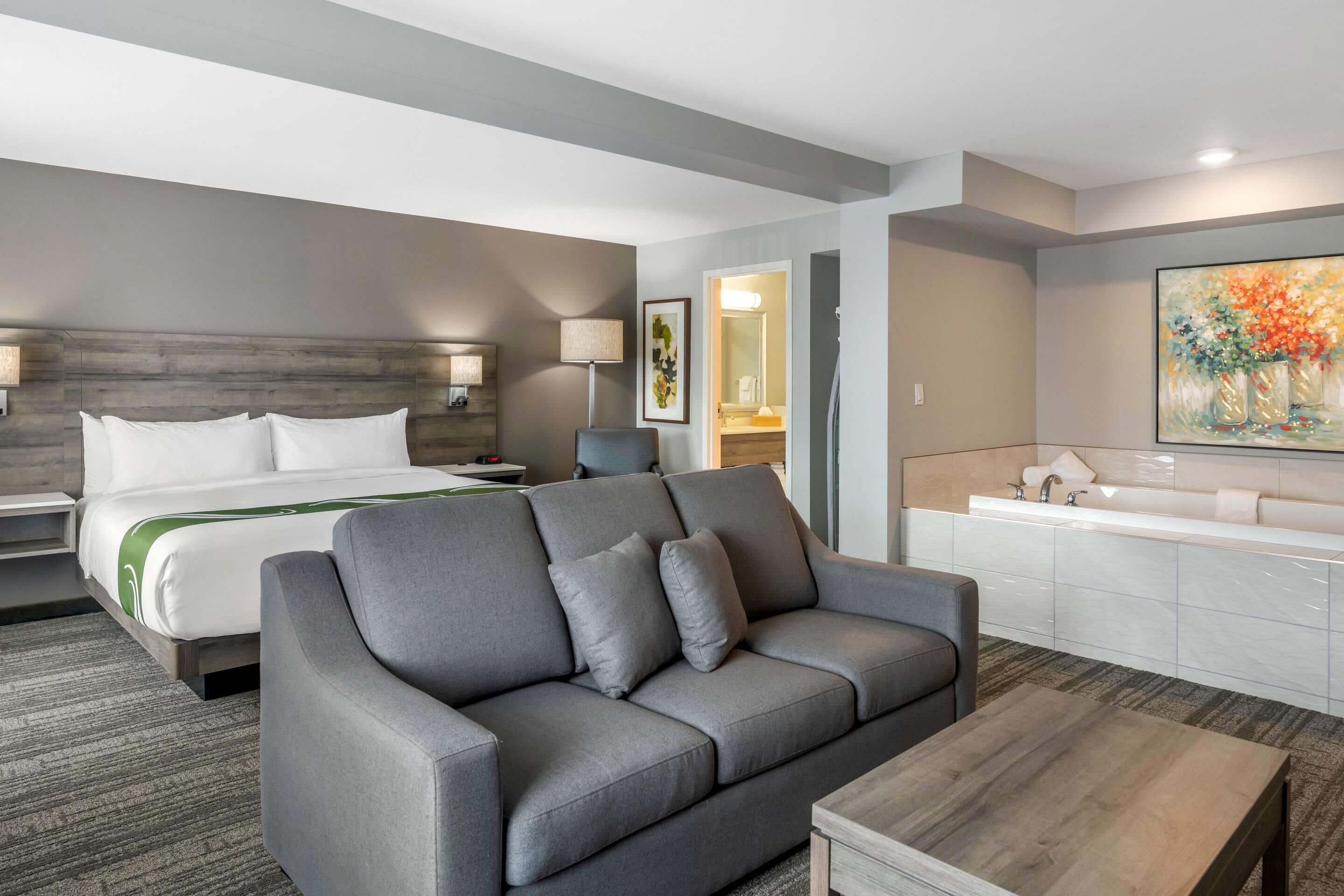 Honeymoon Suite, 1 King Bed, Non Smoking | Premium bedding, minibar, in-room safe, desk