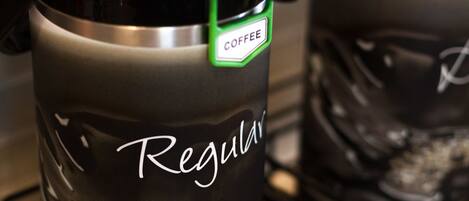 Una cafetera con una etiqueta que dice "Regular".