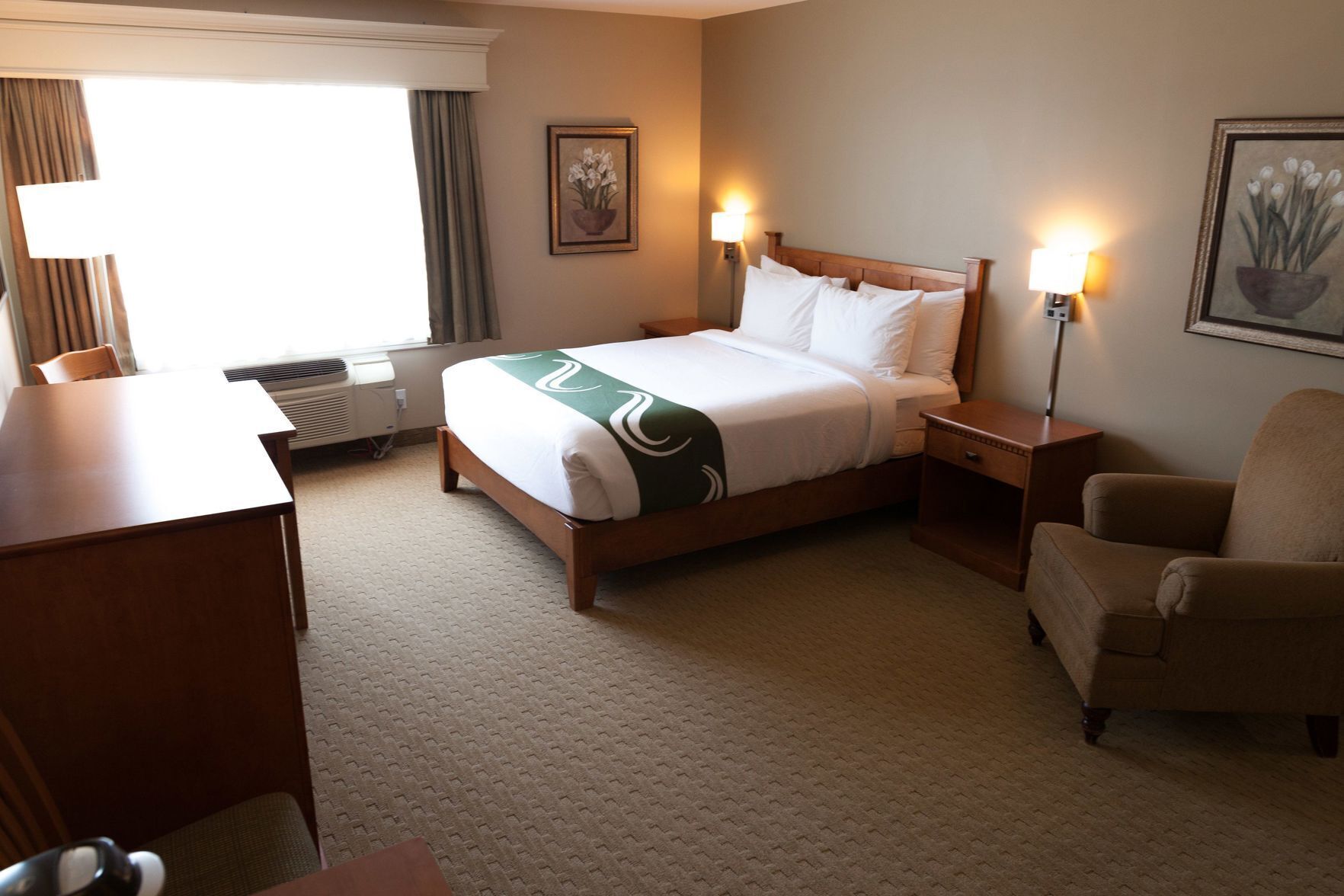 Roupas de cama premium, frigobar, cofres nos quartos, escrivaninha