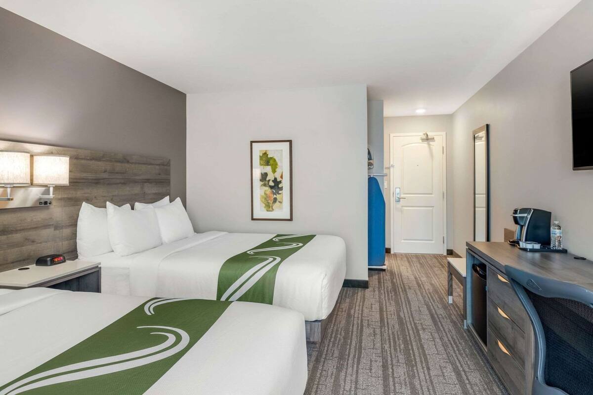 Roupas de cama premium, frigobar, cofres nos quartos, escrivaninha