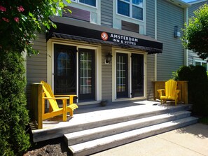 Front of property - Amsterdam Inn & Suites Sussex (Sussex)