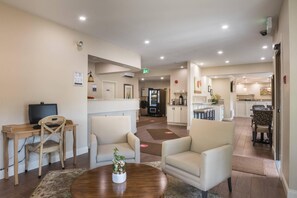 Un interior moderno con una zona de estar, una kitchenette y un comedor.