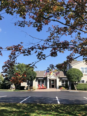 Property entrance - Amsterdam Inn & Suites Sussex (Sussex)