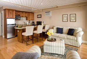 32-inch TV with cable channels, DVD player - Sands by the Sea Motel (York Beach)