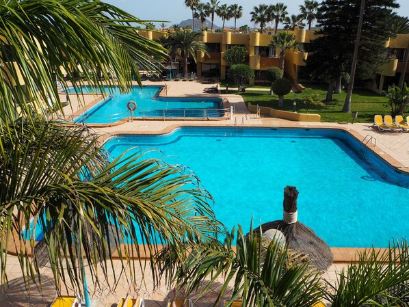 2 outdoor pools, open 10:00 AM to 6:00 PM, free pool cabanas - Apartamentos Atlantic Garden Beach Mate (La Oliva)