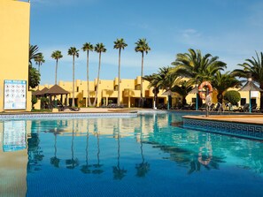 2 piscinas externas, funciona das 10h às 18h, barracas de cortesia
