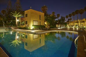 2 piscinas externas, funciona das 10h às 18h, barracas de cortesia