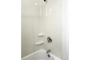 Room, 1 Queen Bed | Bathroom