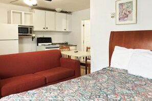 32-inch TV with cable channels - Bayside Motel (Quinte West)