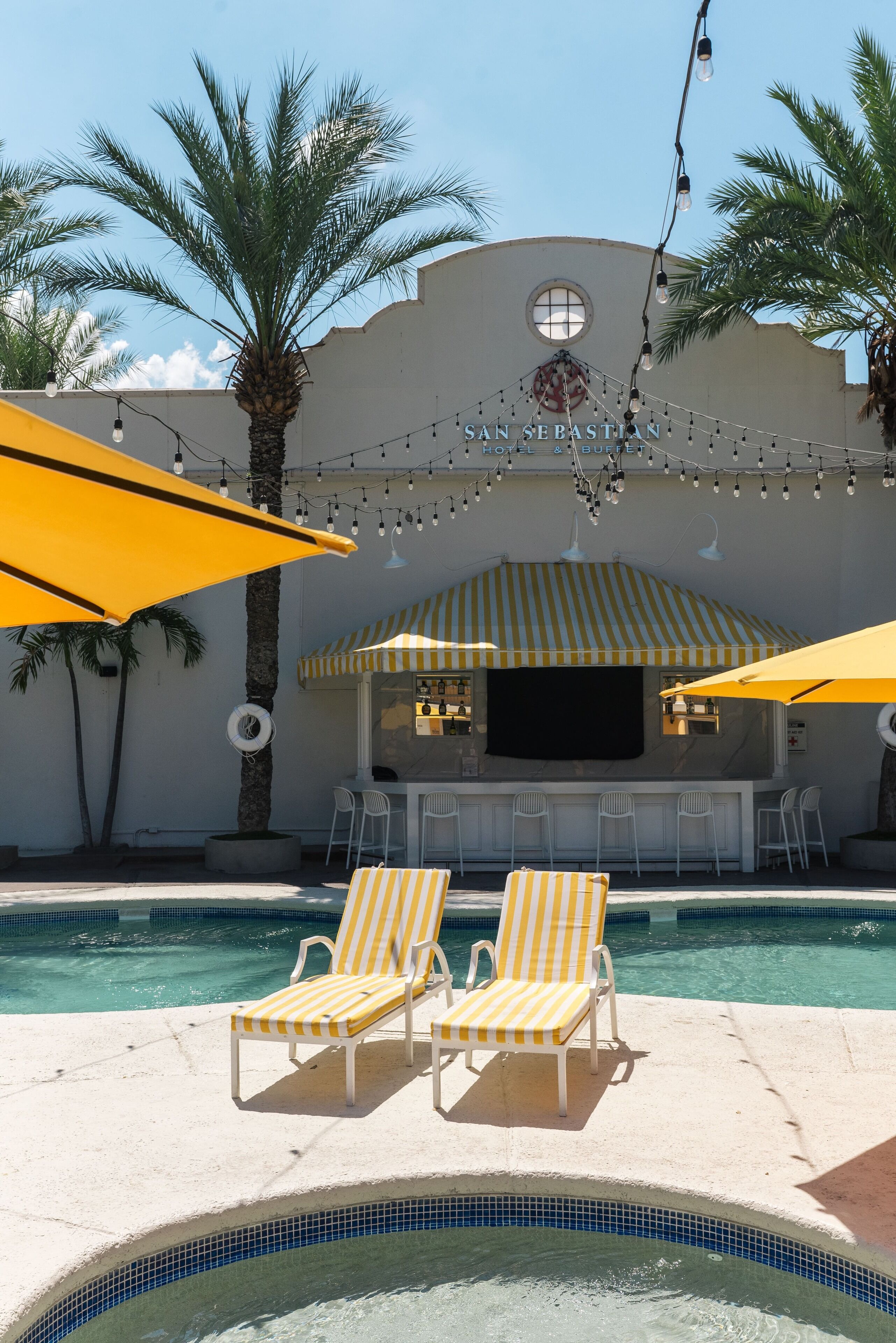 Piscina externa, espreguiçadeiras