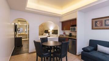 Suite | In-room safe, desk, iron/ironing board, free WiFi