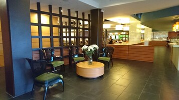 Breakfast, lunch, dinner served; international cuisine 