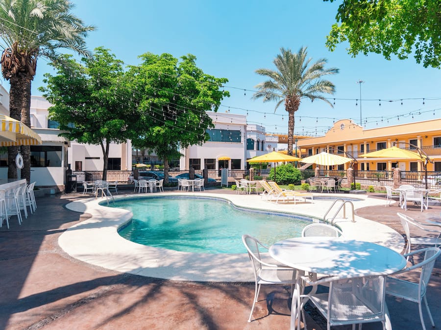 Außenpool, Liegestühle