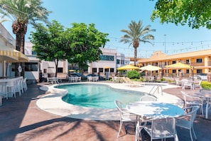 Outdoor pool, sun loungers - Hotel San Sebastian (Hermosillo)