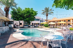 Una piscina al aire libre, tumbonas