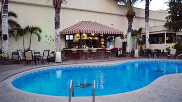 Piscine extérieure, chaises longues