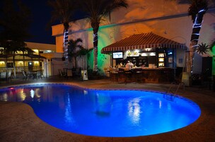 Piscina externa, espreguiçadeiras