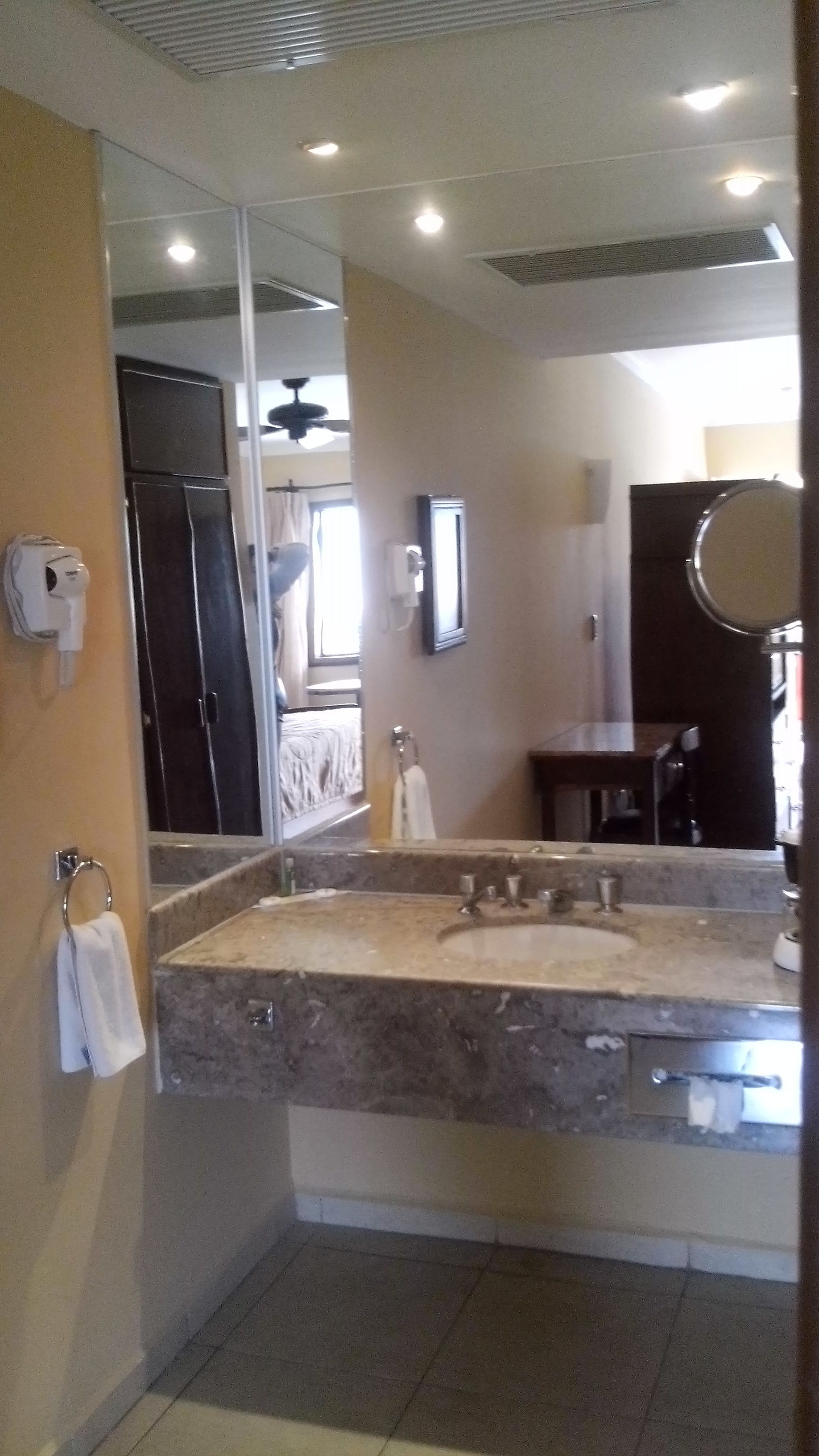 suite | bathroom sink