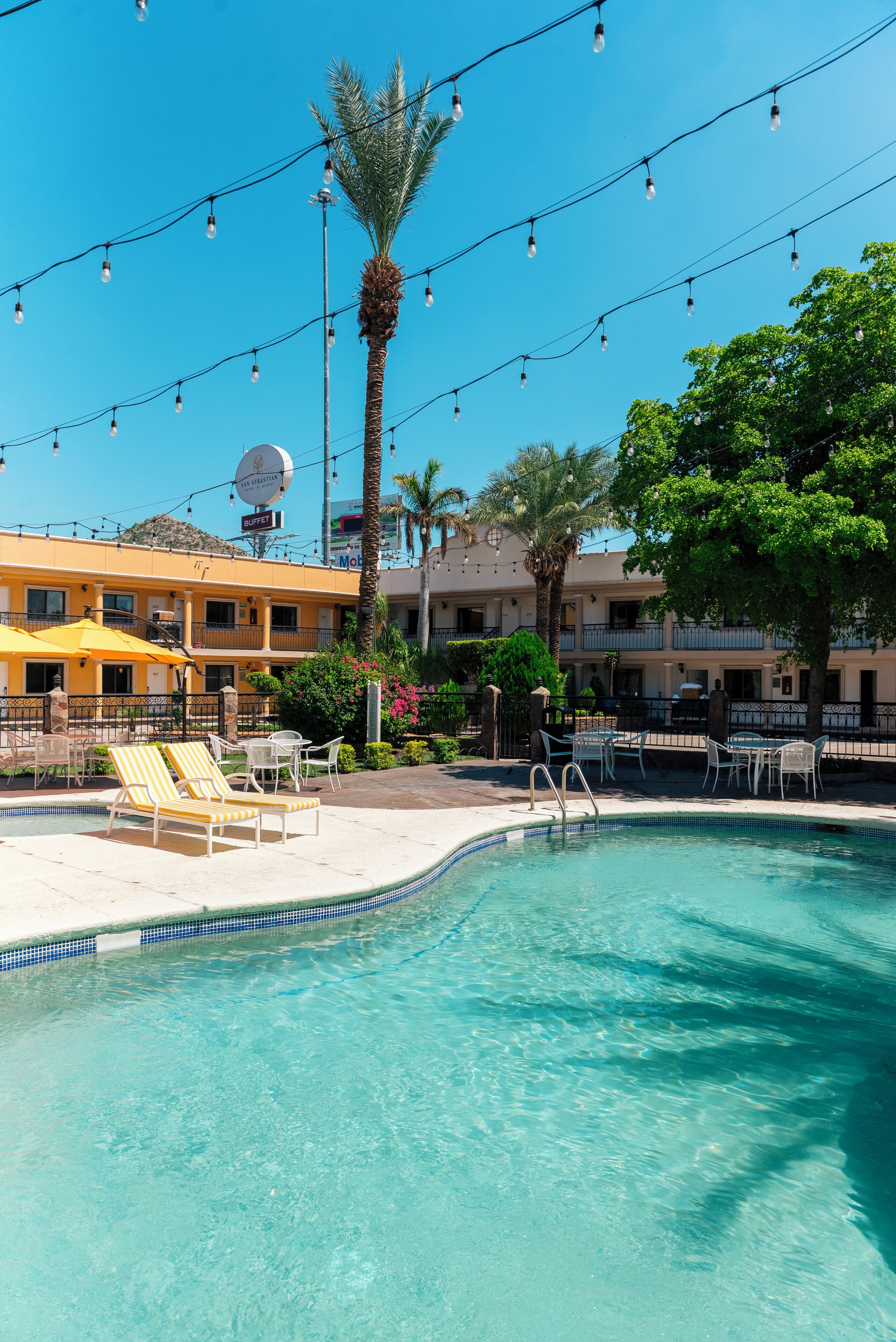 Piscine extérieure, chaises longues