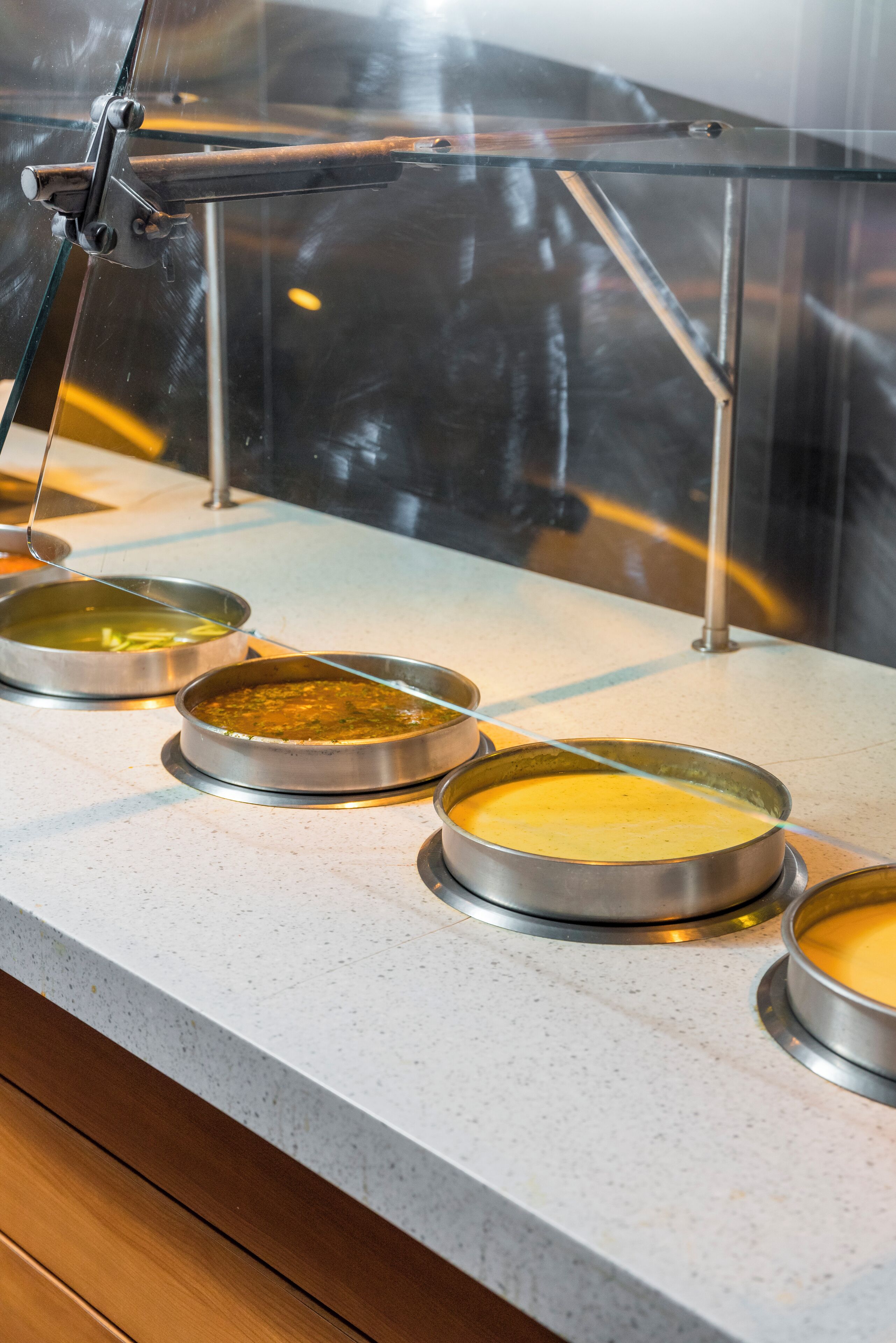 Ein Buffet mit verschiedenen Speisen in Metallbehältern.