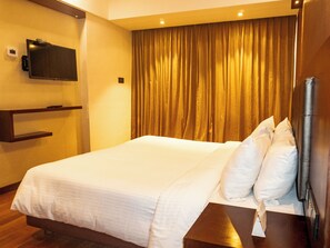 Suite, 1 cama doble, bañera | Ropa de cama de alta calidad, minibar, caja fuerte y escritorio