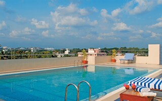 室内游泳池，06:00 至 18:30 开放，日光浴躺椅