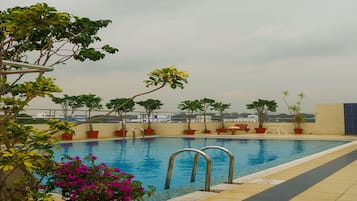 Hồ bơi trong nhà, mở cửa từ 6:00 đến 18:30, ghế dài tắm nắng