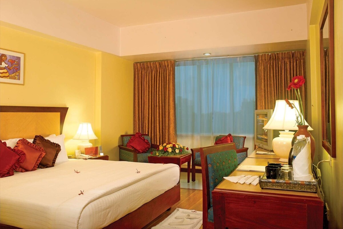 Seprai premium, minibar, brankas, dan meja kerja