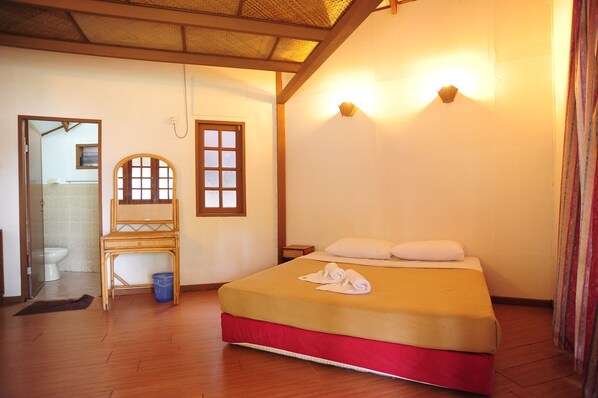 Ocean Front Master Room | Escritorio, wifi gratis y ropa de cama 