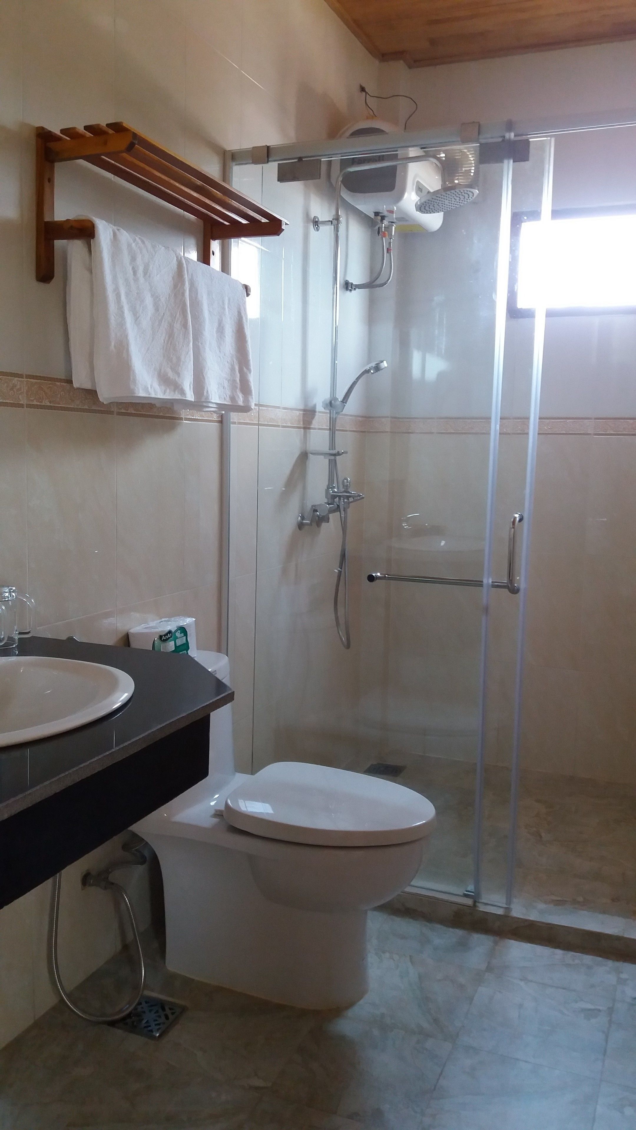 Un baño con inodoro, lavamanos y ducha.