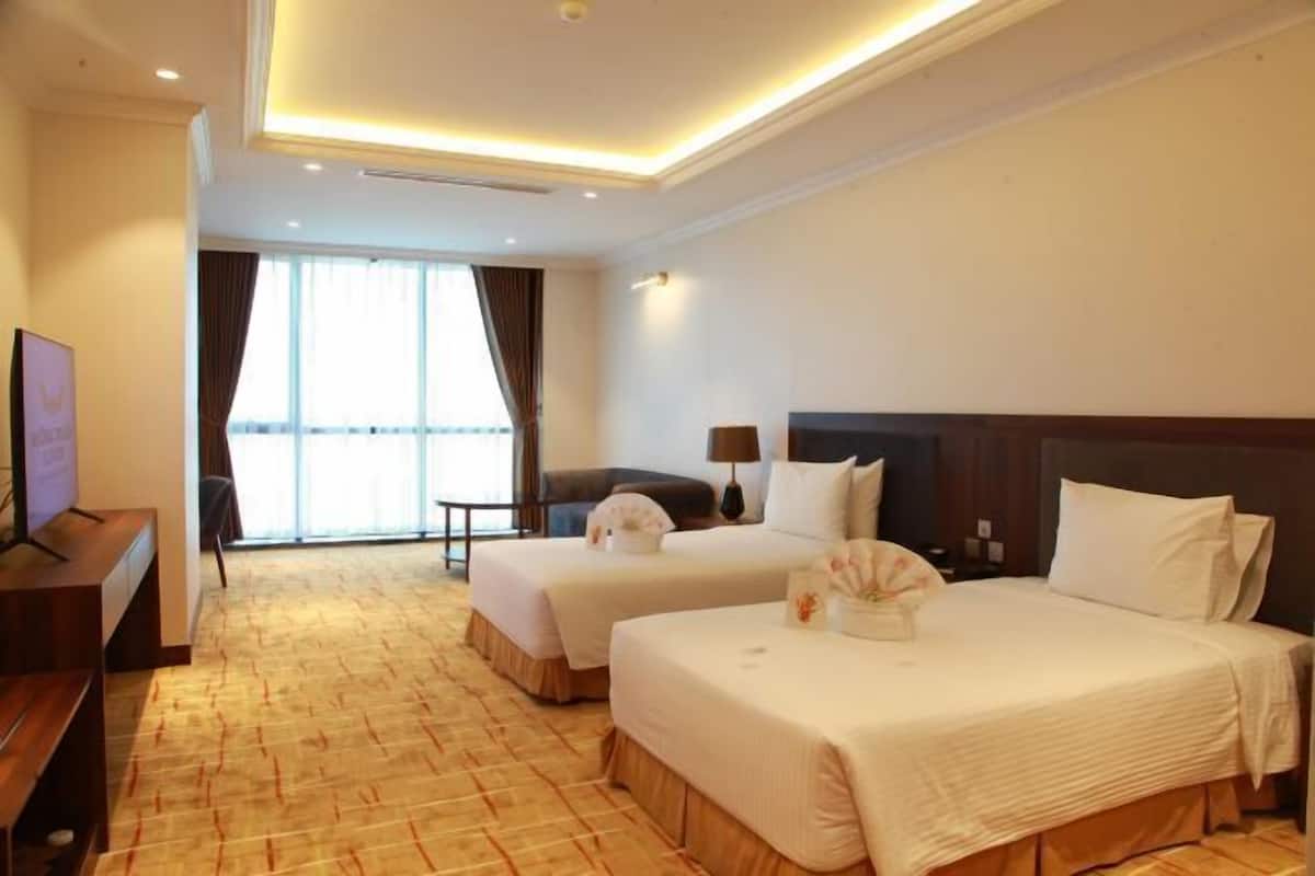 Minibar với thức ăn, đồ uống miễn phí, két bảo mật tại phòng, bàn