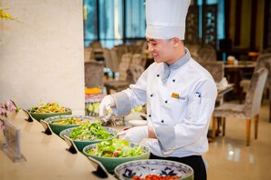 Breakfast, lunch and dinner served - Muong Thanh Luxury Quang Ninh Hotel (Ha Long)